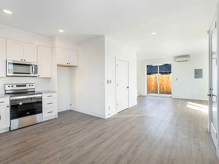 5720 SE Duke St — Photo 8