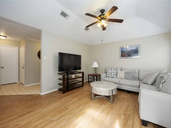 2423 Prides Crossing Rd, Houston, TX 77067