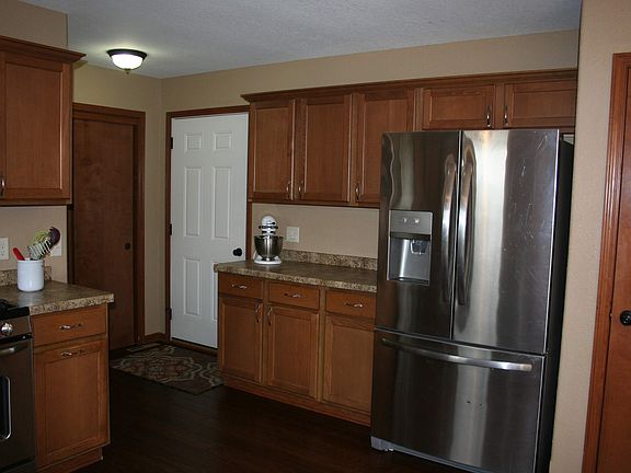 5th image of 930 Badger Dr
