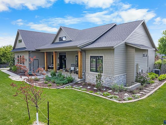 2nd image of 805 S Scarlet Oak Trl
