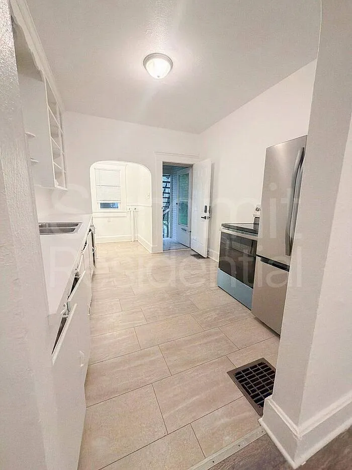 2 bed, 1.0 bath, 980 sqft, $995 — Photo 1