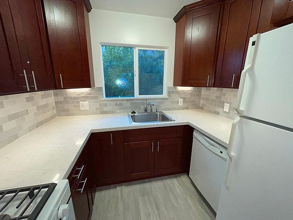 3rd image of 320 Waverley St #2