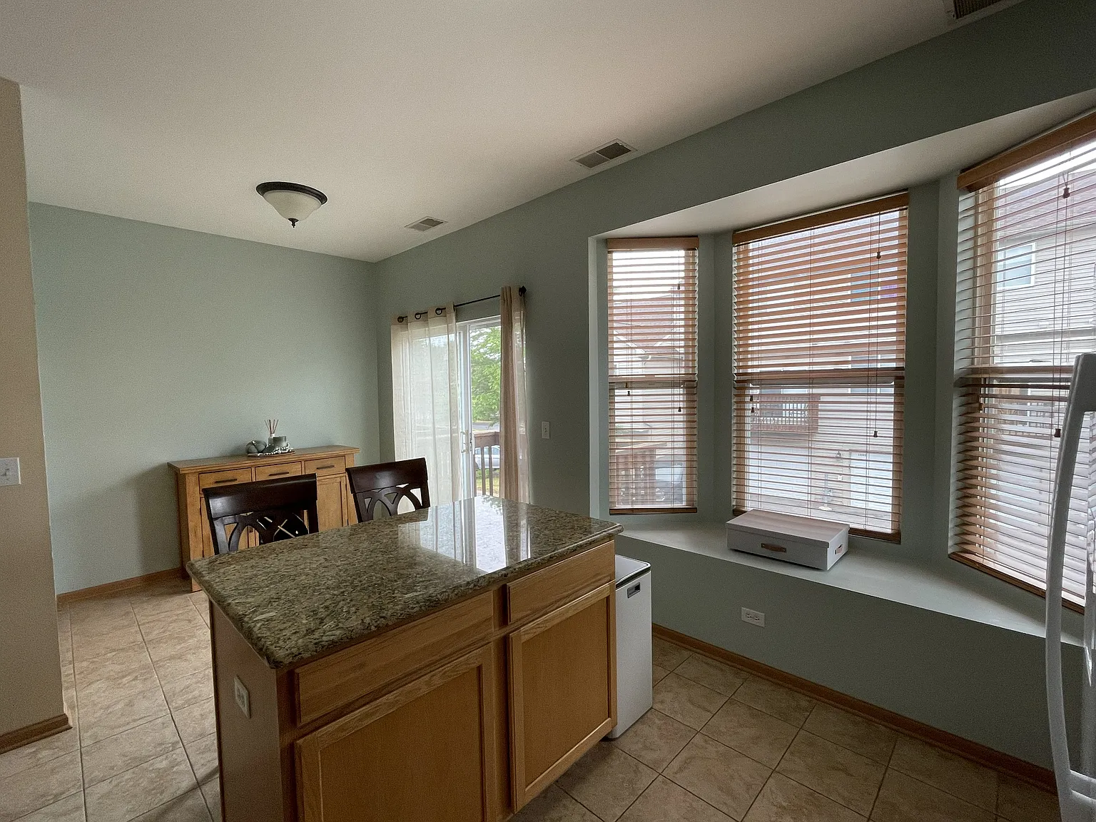 3 bed, 2.5 bath, 1650 sqft, $2,400 — Photo 4