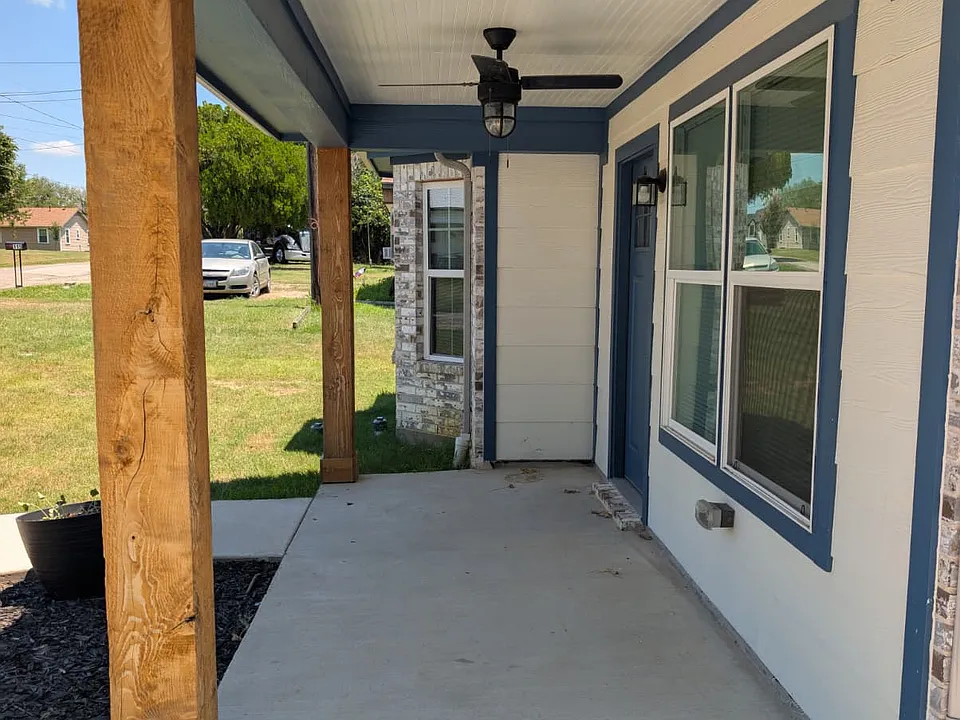 113 E Pecan St