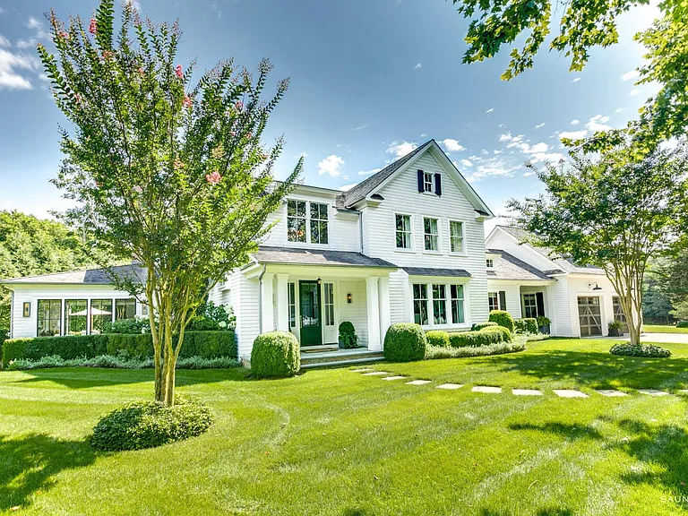 Huntting Ave — Photo 1