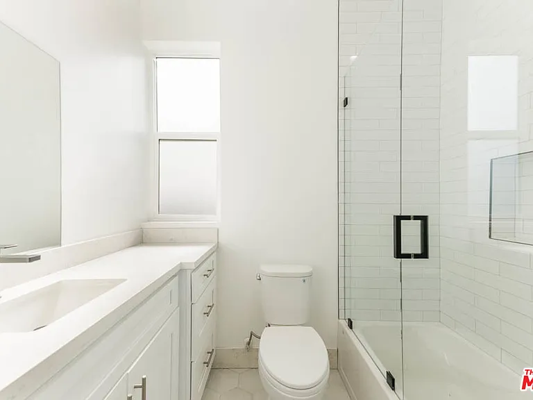 1238 1/2 N Beachwood Dr — Photo 10