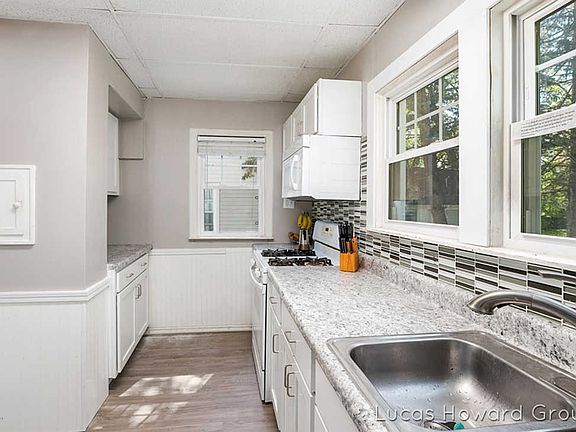 5th image of 1048 Aberdeen St NE