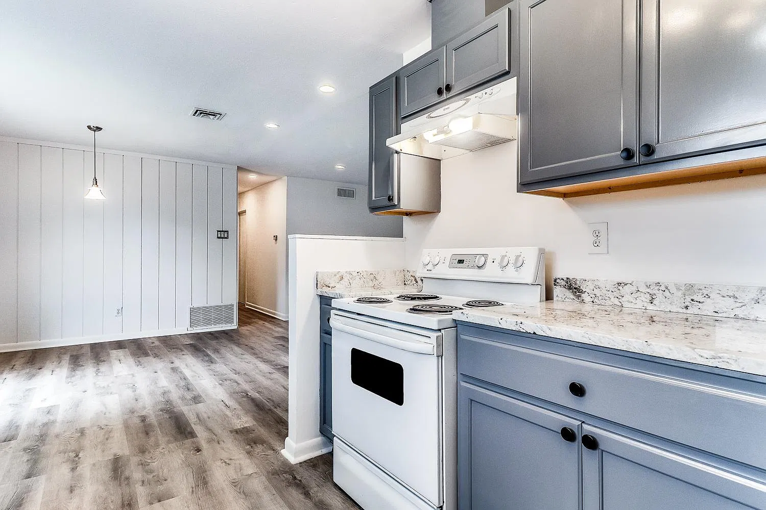 3 bed, 1.5 bath, 1400 sqft, $1,650 — Photo 3