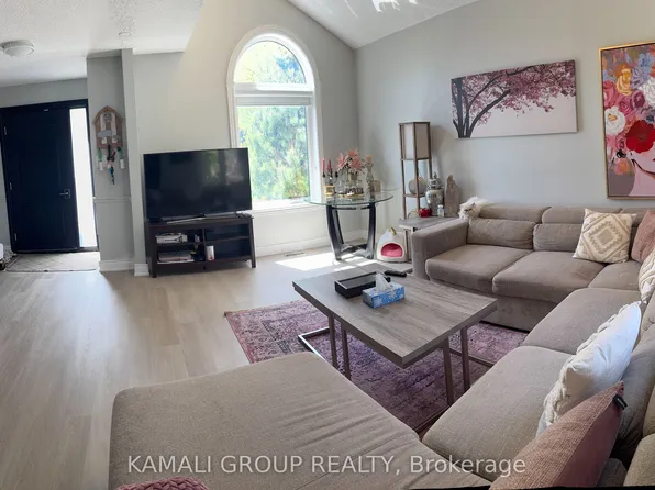 2 Ross Linton Dr, Aurora, ON L4G 6T3