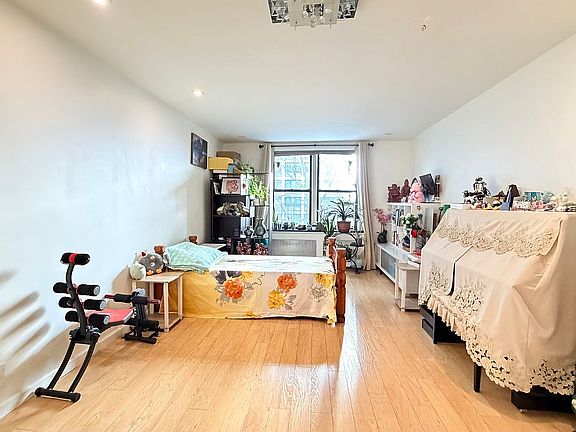 4th image of 138-70 Elder Ave #4