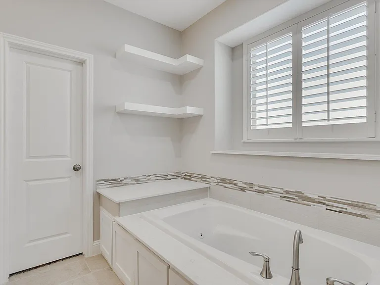 8206 Chesham Dr — Photo 25