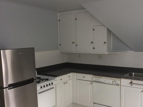 5th image of 585 Richmond Ave #3