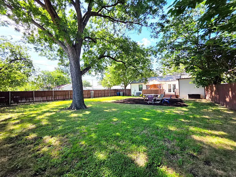 Humongous yard for the kids, dogs, & adults!