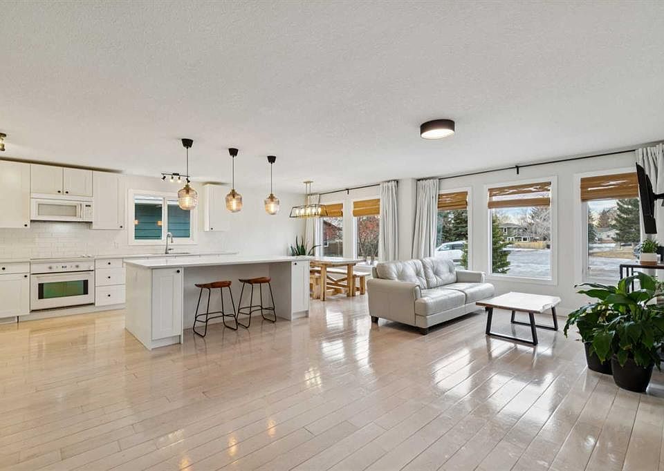 1st image of 44 Shawcliffe Bay SW