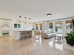 44 Shawcliffe Bay SW, Calgary, AB T2Y 1H1