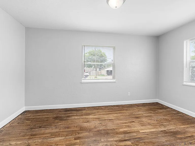 388-390 S Powell Ave — Photo 10