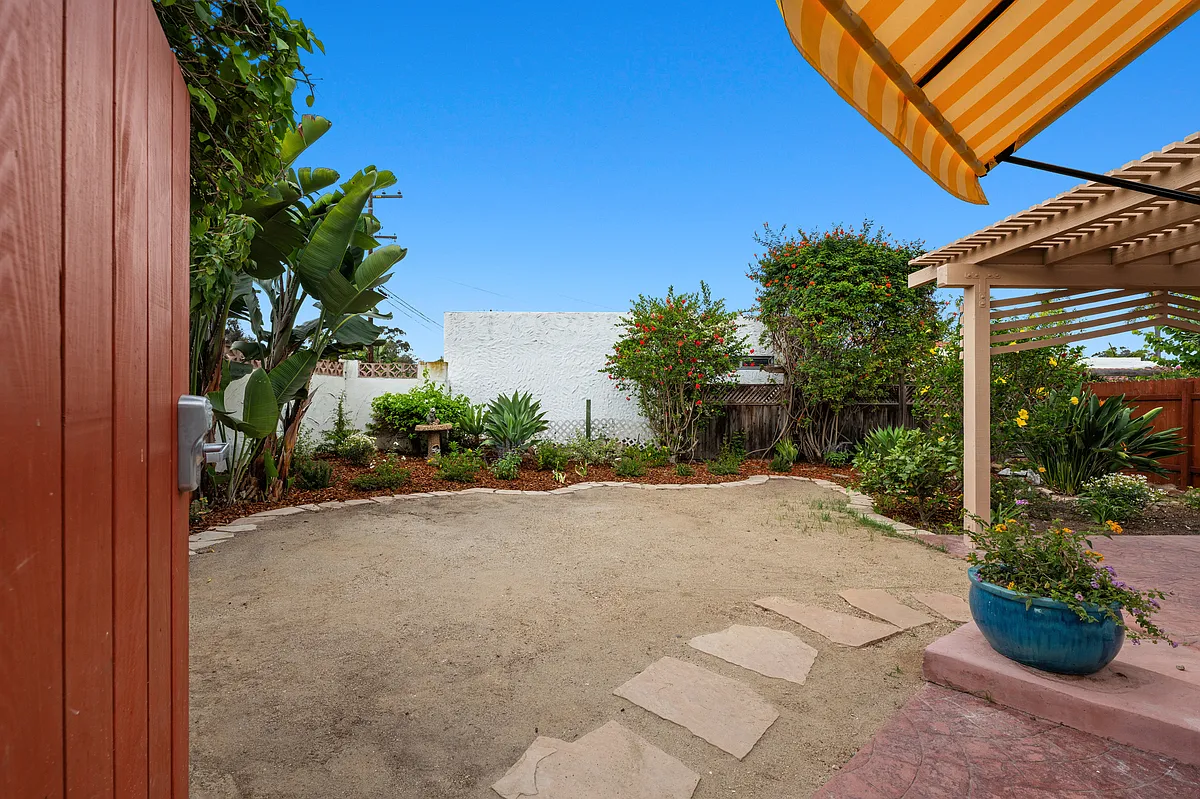 Studio, 400 sqft, $2,400 — Photo 4