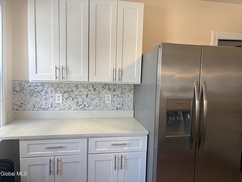 3rd image of 616 Kenwood Avenue