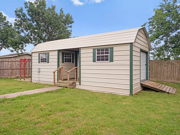 921 Zoe St — Photo 37
