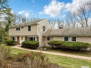 16 Richbourne Ln, Melville, NY 11747