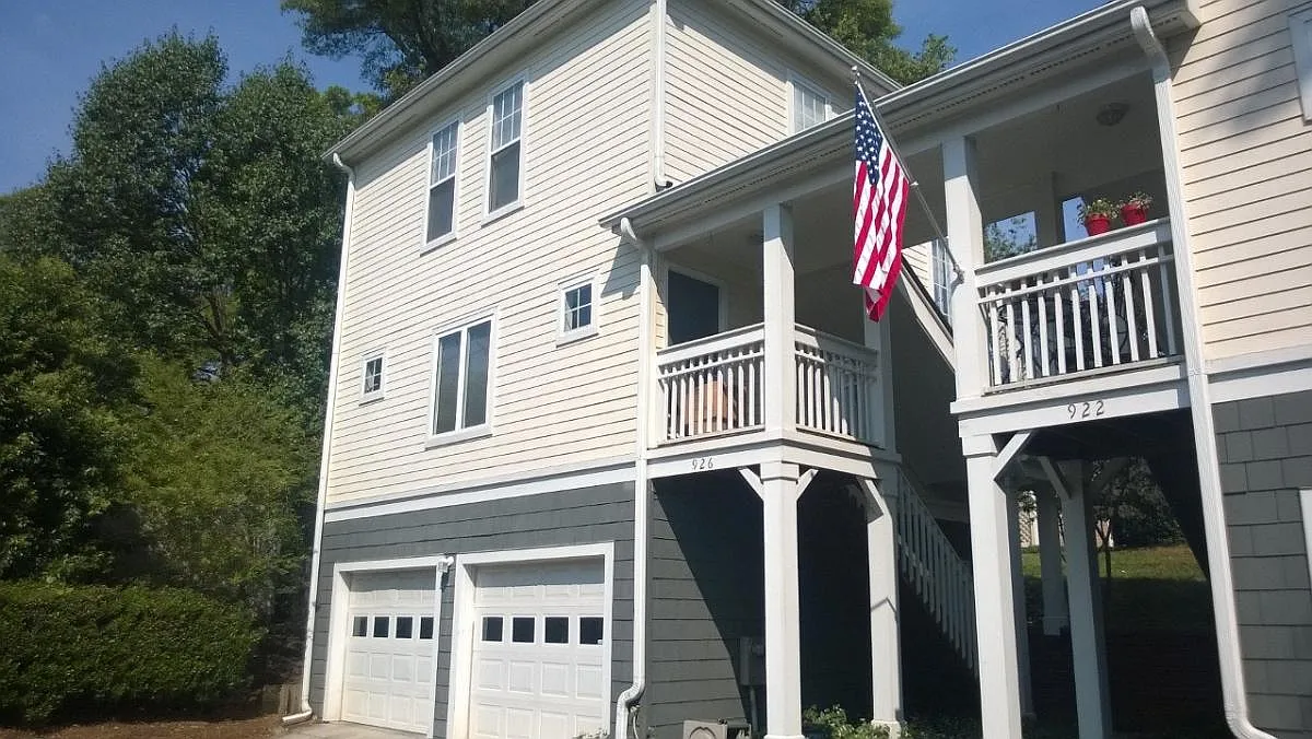 2 bed, 2.5 bath, 1100 sqft, $2,300 — Photo 1