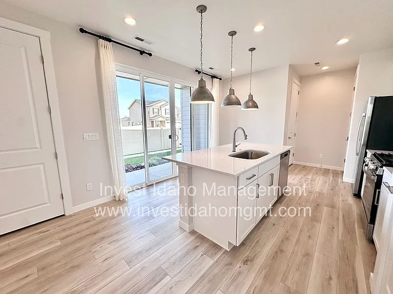 385 N Stone Canyon Ln — Photo 4