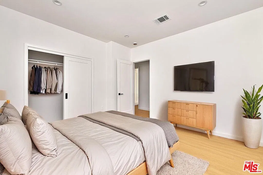 2 bed, 2.0 bath, 1000 sqft, $3,990 — Photo 3