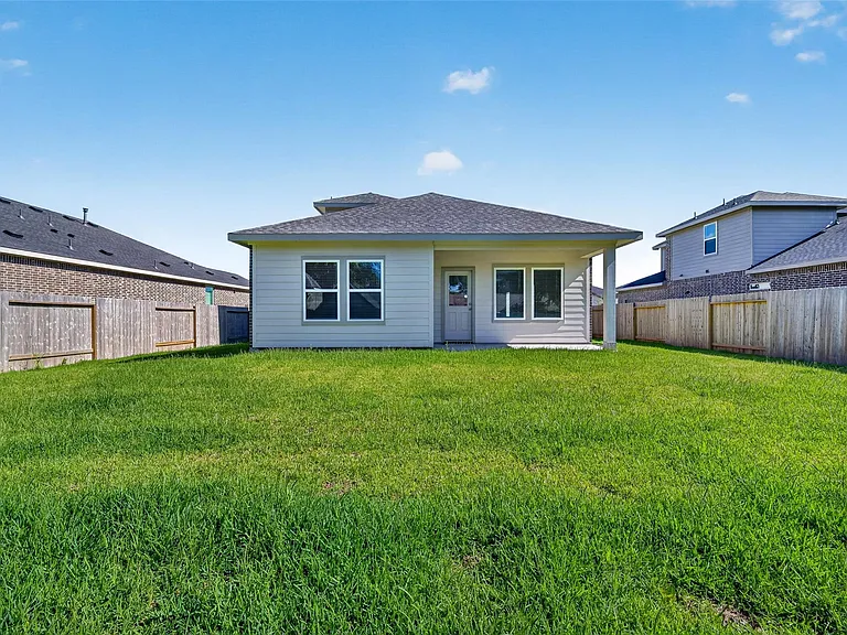 407 Robin St — Photo 44