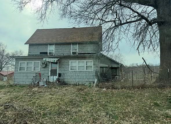 2nd image of 219 3rd St