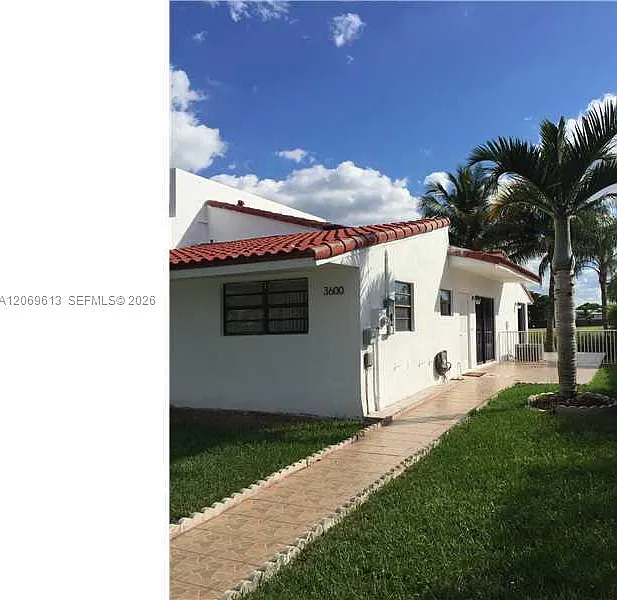 3 bed, 1250 sqft, $2,995 — Photo 4