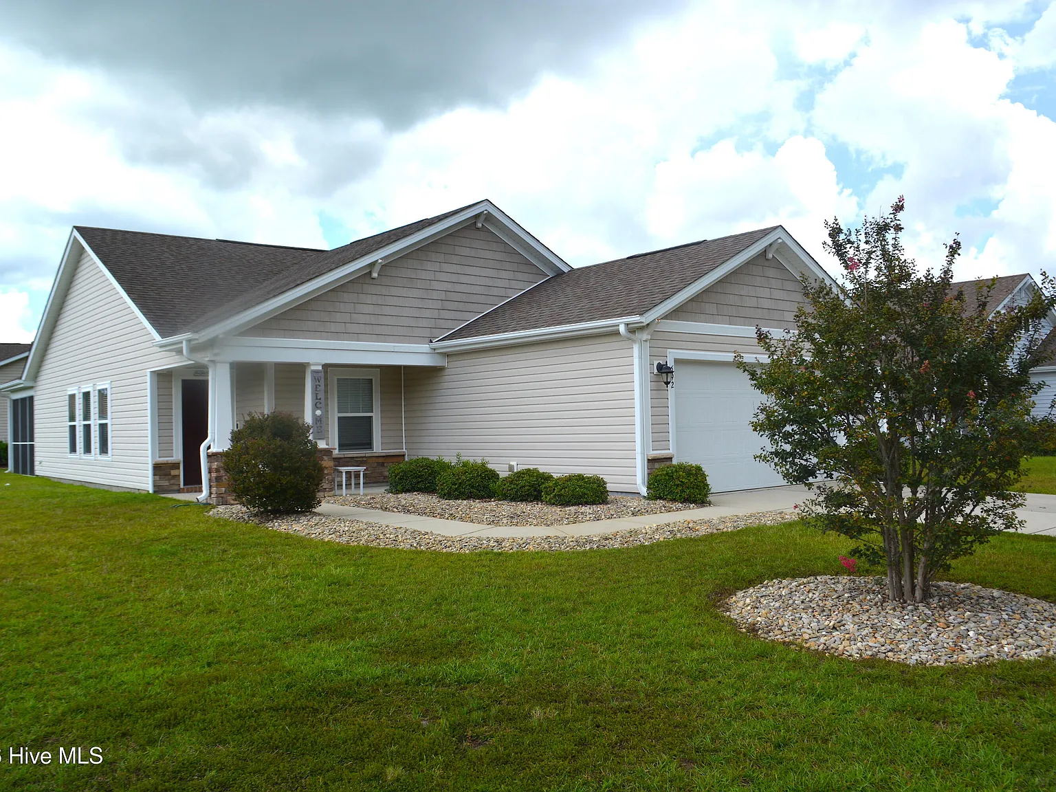 3 bed, 2.0 bath, 1326 sqft, $1,900 — Photo 2