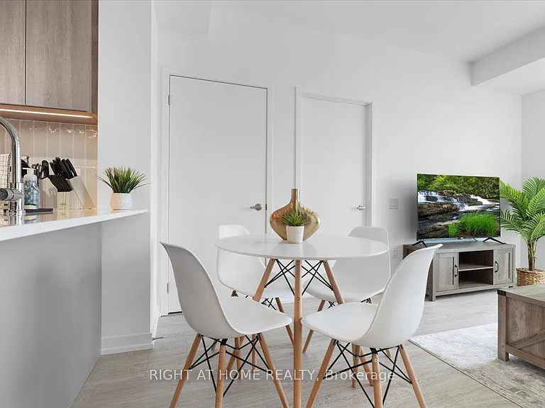 2485 Eglinton Ave W #1401 — Photo 17
