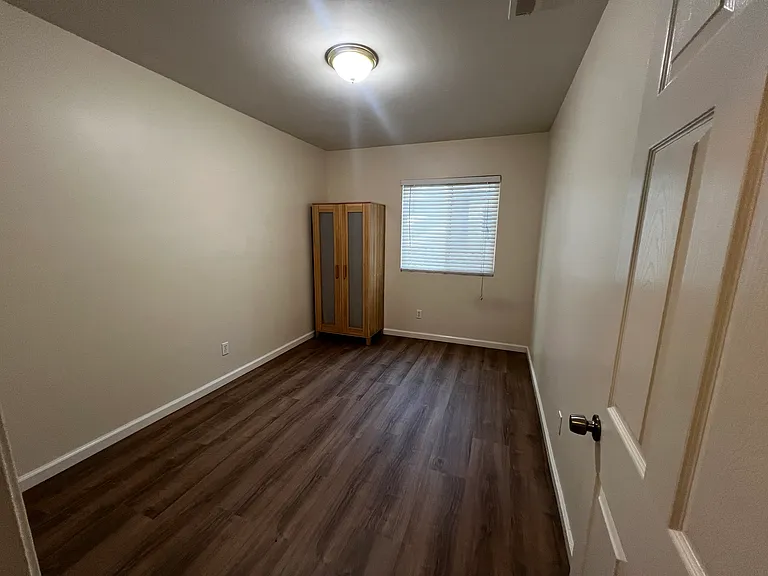 8917 Rathburn Ave — Photo 5