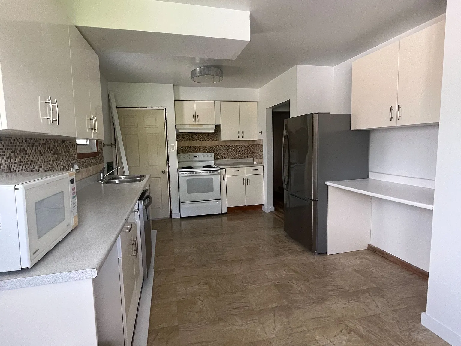 3 bed, $2,400 — Photo 3