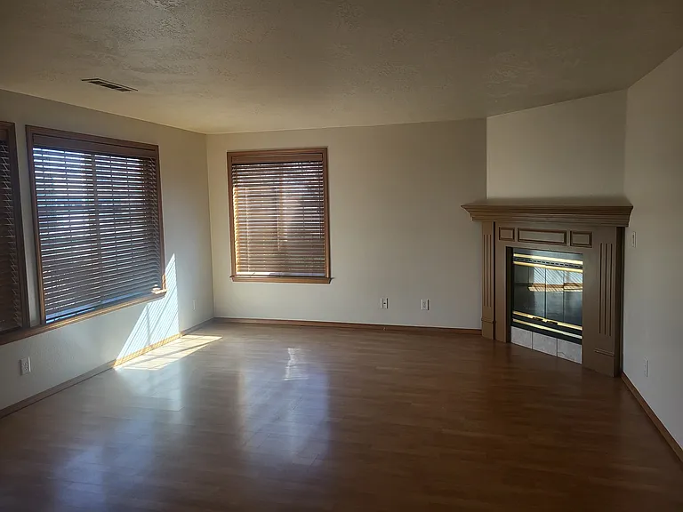825 Amanda Way — Photo 7