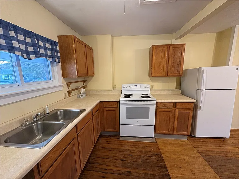 136 Main St — Photo 18