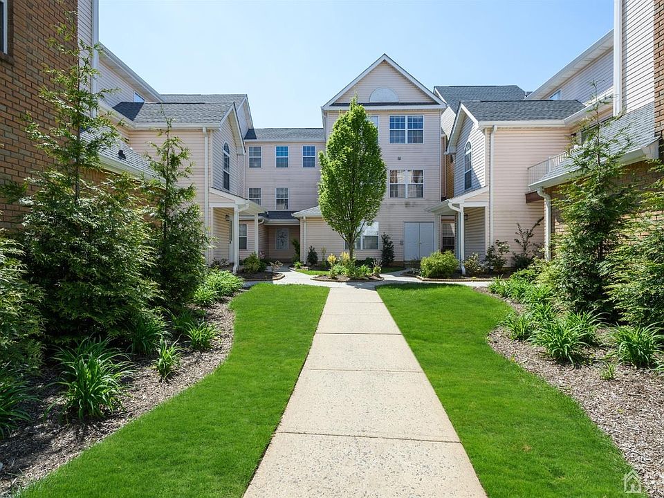 1st image of 618 Hampshire Dr