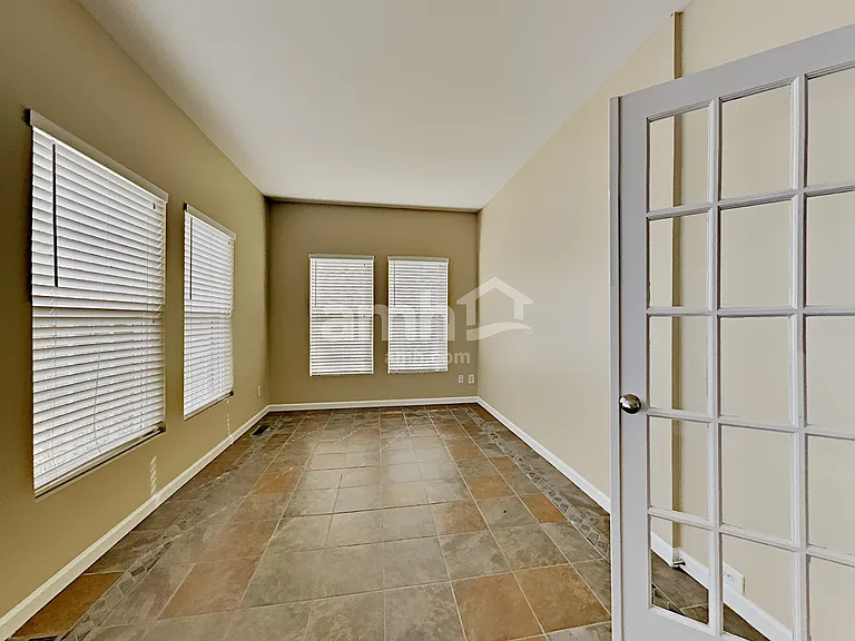 1048 Oakhall Dr — Photo 16