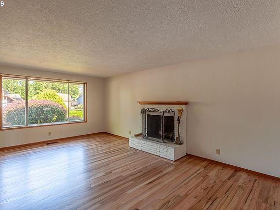 4th image of 3114 NE Lincoln St
