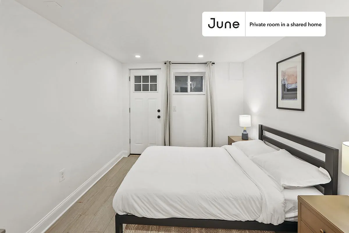 Queen bedroom in 5 bed/3.5 bath home in Upper Central NE #810 D — Photo 2