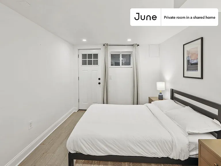 529 42nd St NE #D — Photo 2