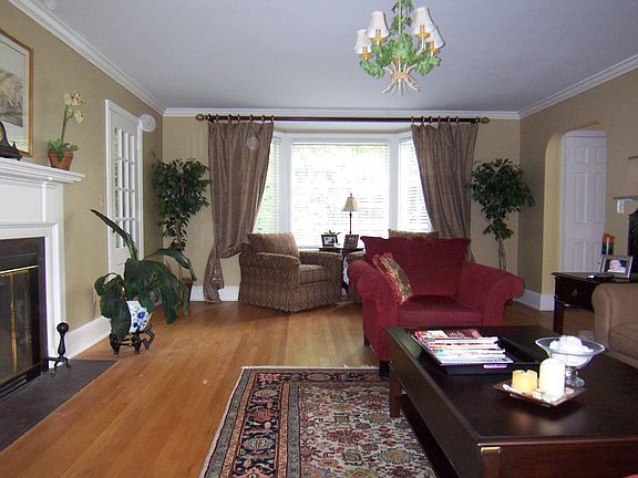 Beatiful Front to Back Longe Room