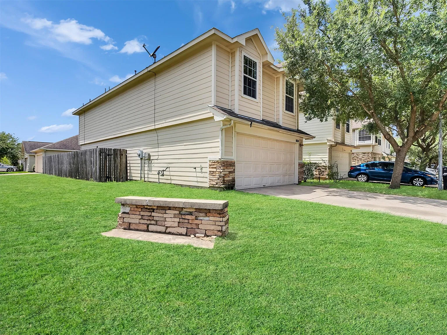 4 bed, 2.5 bath, 1972 sqft, $1,900 — Photo 2