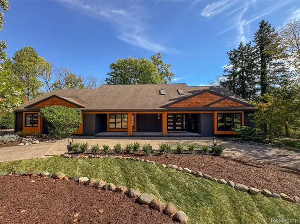 29600 Bristol Ln, Bingham Farms, MI 48025