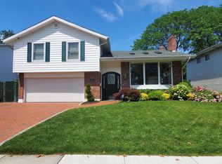 21 Driftwood Dr, Port Washington, NY 11050