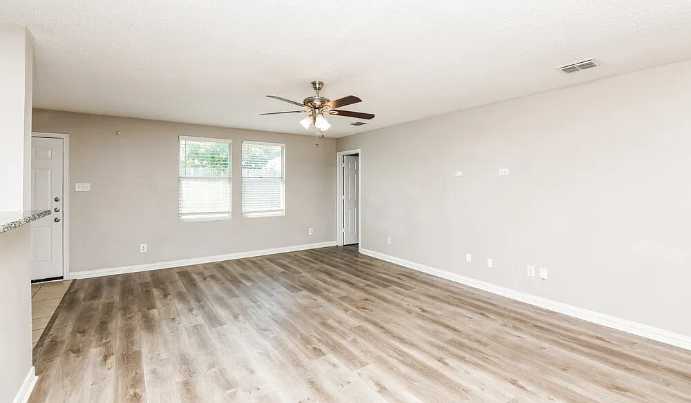 4 bed, 2.0 bath, 1979 sqft, $2,820 — Photo 4