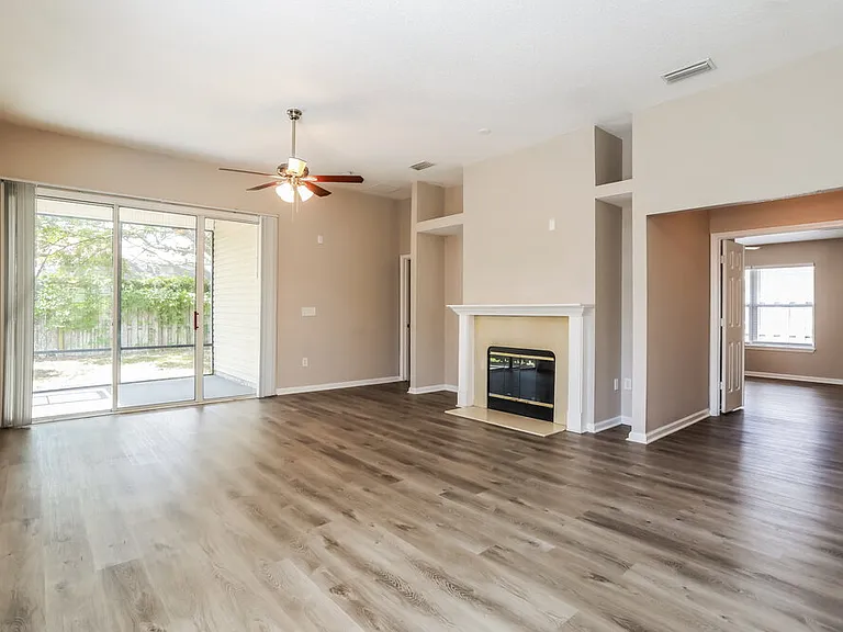 1306 Ardmore St — Photo 4