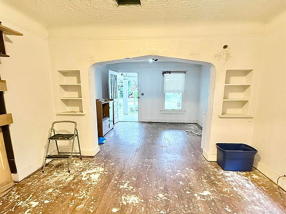 5th image of 204 N E St