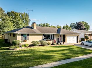 1615 Valley View Dr, Freeport, IL 61032