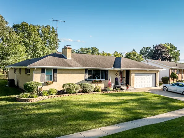 1615 Valley View Dr, Freeport, IL 61032